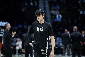媒体人：曾凡博上半场始终在替补席等待 有球迷喊他&他也给出回应